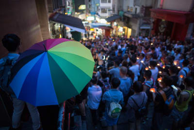 Människor med tända ljud i Central District i Hong Kong