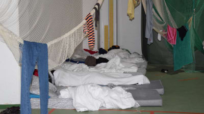 Madrasser på golvet i den tillfälliga flyktingmottagningscentralen i Evitskog