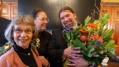Prisceremoni med Ralf Andtbacka och Ulla-Lena Lundberg.