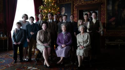 Den brittiska kungafamiljen samlad till ett porträtt julen 1991 i filmen Spencer.