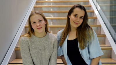 Wilmalotta Kristo och Linn Hägglund på prao vid Yle Österbotten.