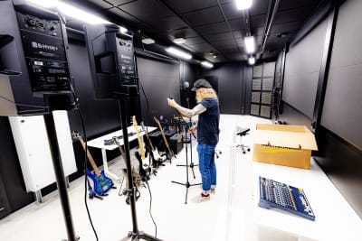 Ett rum med musikinstrument.