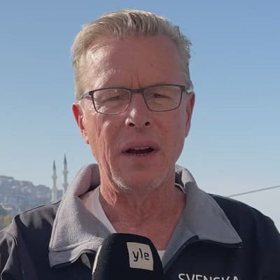 Svenska Yles reporter Bubi Asplund talar i en mikrofon i Zonguldak i Turkiet.