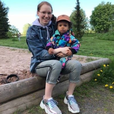 Äiti puistossa lapsensa kanssa.