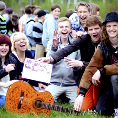 Robin, Hugo, Malin, Karolina, Peik och Leander från Winellska skolan och Kyrkslätt gymnasium tillsammans med gitarren Bertil