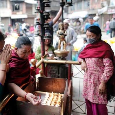 Kathmandussa rukoiltiin temppelin edustalla viikko maanjäristyksen jälkeen.