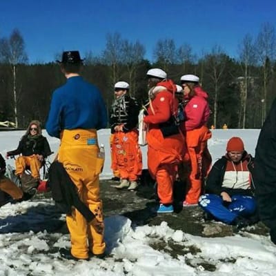 Opiskelijat istuvat lumisessa maassa Kajaanissa.