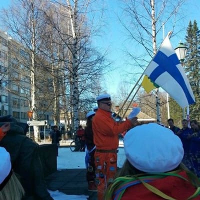 Opiskelijat lakittavat Elias Lönnrotin patsaan Kajaanissa.