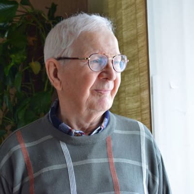 Pentti Mattila katsoo ikkunasta ulos.
