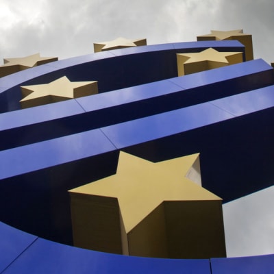 Euromerkki tähtineen Frankfurtissa Saksassa Euroopan keskuspankin edessä.