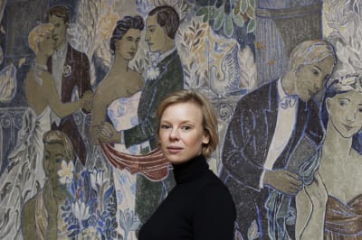 Skådespelaren Alma Pöysti framför en av Tove Janssons fresker på Helsingfors konstmuseum HAM. 