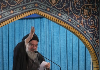 yatollah Ahmad Khatami talar i samband med ceremonier kring fredagsbönen i Teheran inför sina anhängare