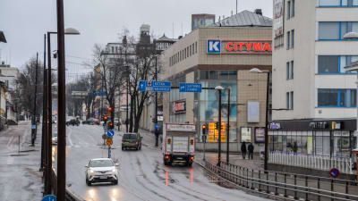 Vy över våt gata i Borgå centrum.