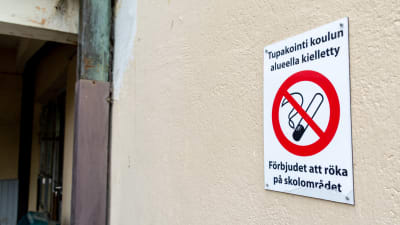 Skylt med rökförbud.