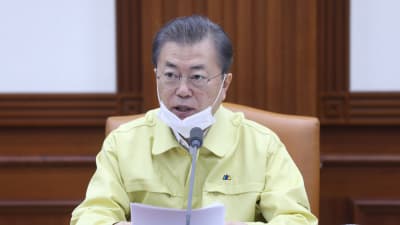 Sydkoreas president Moon Jae-In förklarade krig mot epidemin väl medveten om att hans popularitet har rasat på grund av epidemin.