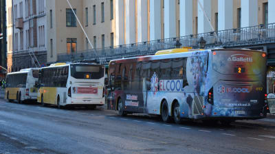 Flera bussar står på en busshållplats i Åbo. 