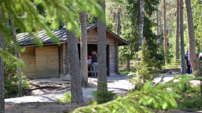 Koja i skogen där folk kan grilla