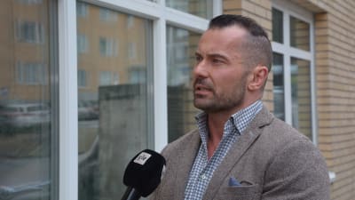 Kriminalkommissarie Mika Paaer intervjuas. 