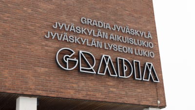 Jyväskylän Lyseon lukion kyltti rakennuksen seinässä.
