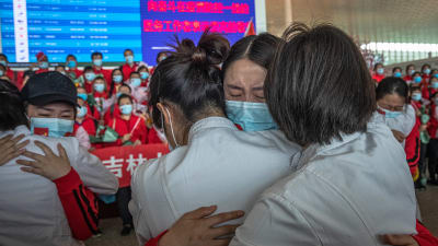 Sjukvårdare från Jilin-provinsen i nordöstra Kina tar avsked från sina kolleger i Wuhan på flygplatsen i Wuhan. Nu får sjukvårdarna från Jilin åka hem igen. 