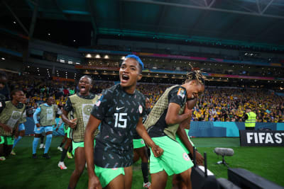 Nigerias spelare firar ett mål.