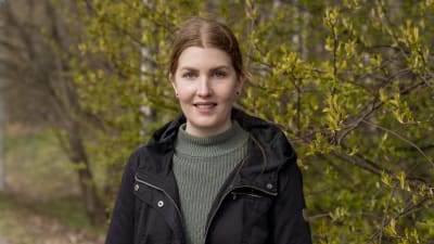 Tutkija Elisa Majamäki keväisessä Kumpulassa, Helsingissä.