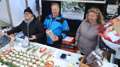 Fiskstånd- och försäljare vid Helsingfors strömmingsmarknad