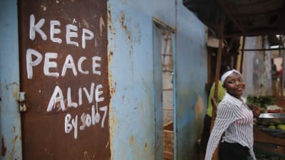 Det råder en spänd oro inför valet i det politiskt polariserade Kenya. "Håll freden levande" står det på väggen i ett oppositionsfäste i huvudstaden Nairobi