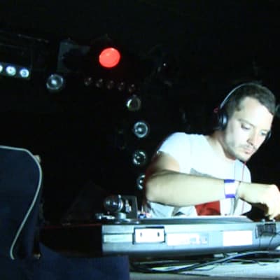 Elijah Wood dj-keikalla Helsingissä.