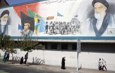 Väggmålning som föreställer den avlidne iranska högste ledaren Ayatollah Ruhollah Khomeini (till höger) och Irans högste ledare Ayatollah Ali Khamenei (till vänster).
