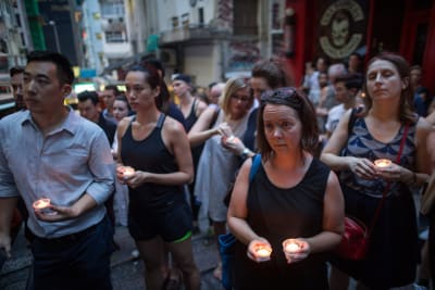 Vaka i Central District i Hongkong för att hedra dödsoffren i massakern i Orlando, Florida.