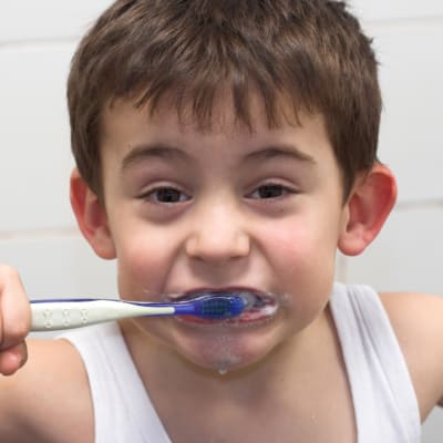 pojke som borstar tänderna