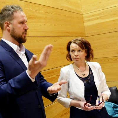 Vasemmistoliiton Kari Uotila (vas.), vihreiden Touko Aalto ja sdp:n Pia Viitanen esittelivät puolueidensa yhteisen vastalauseen lisätalousarvioon eduskunnan Pikkuparlamentissa Helsingissä 29. kesäkuuta.