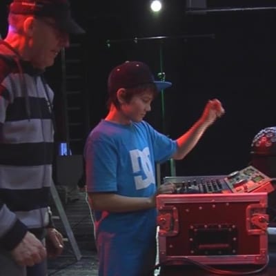 DJ Nite eli Kari Niiranen ja Jaakko Myllyniemi käyttämässä dj:n laitteita.