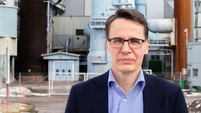 Måns Holmberg utanför kraftverk.