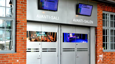 Dörrar och tegelvägg utanför Avanti-salen i Konstfabriken