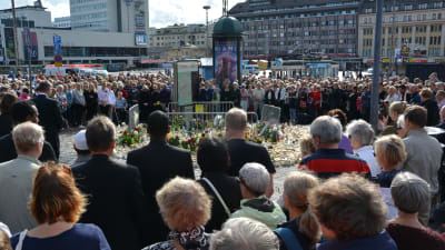 Hundratals Åbobor samlades på Salutorget för en tyst minut.