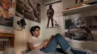 Javed (Viveik Kalra) sitter på sin säng och lyssnar på Bruce Springsteen.