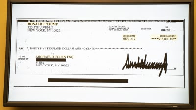 En bild på en check som Trump betalat till Cohen.