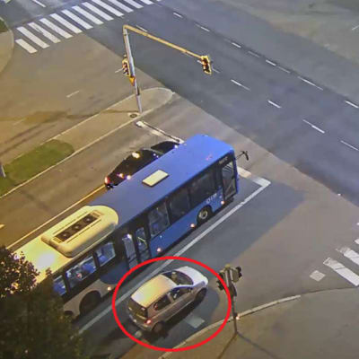Ilmakuvassa epäiltyjen pieni vaalea henkilöauto. 