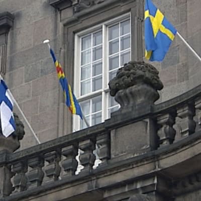 Pohjoismaiden lippuja Tanskan valtiopäivärakennuksen parvekkeella. 