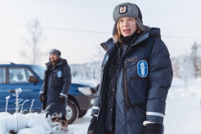 Lumisessa maisemassa seisoo kaksi poliisia sarjasta Pohjoisen tähti
