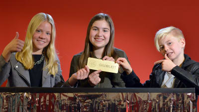 tomtejuryn visar upp en guldbiljett