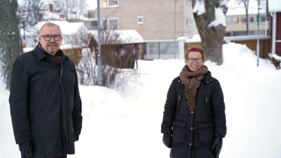Ragnar Lundqvist och Lena Dahlberg sår på Ektas gård.