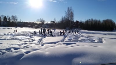 En snölabyrint med barn som leker.