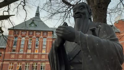 Staty av den kinesiske filosofen Konfucius framför universitetsbyggnad i Stockholm