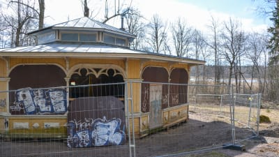 paviljongen sett bakifrån, byggnaden har lyfts upp på träbjälkar
