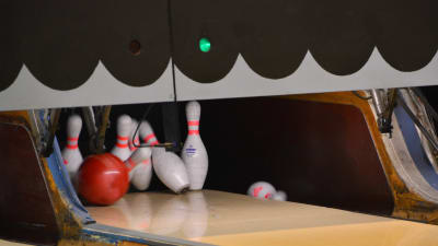 Bowlingklot och bowlingkäglor