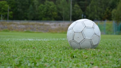 Fotboll på gräsplan.