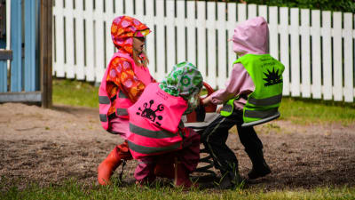 Barn leker i lekparken